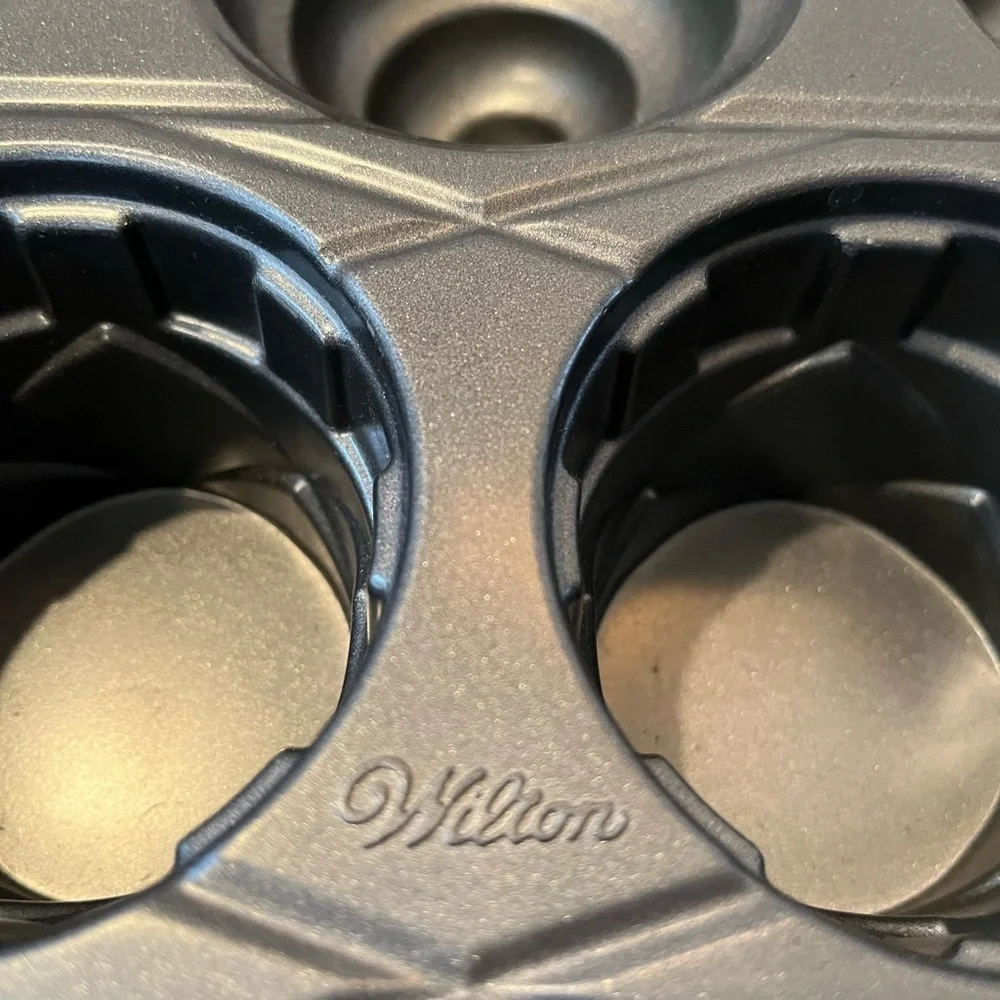 Wilton Cupcake Baking Pan Mold, 3D, 8 Cavity